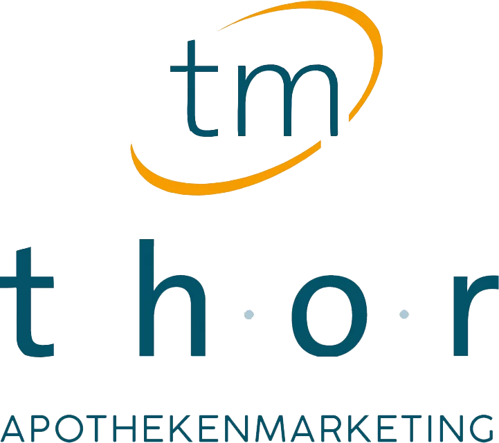 Logo von TM Thor Apothekenmarketing mit orangefarbener Umrandung und blauer Schrift. In der Germania Apotheke in Erfurt